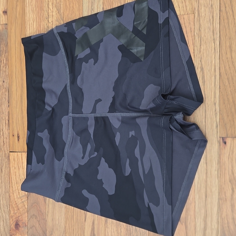 Better Bodies Dark Camo Gracie Hotpant Sz S Like New